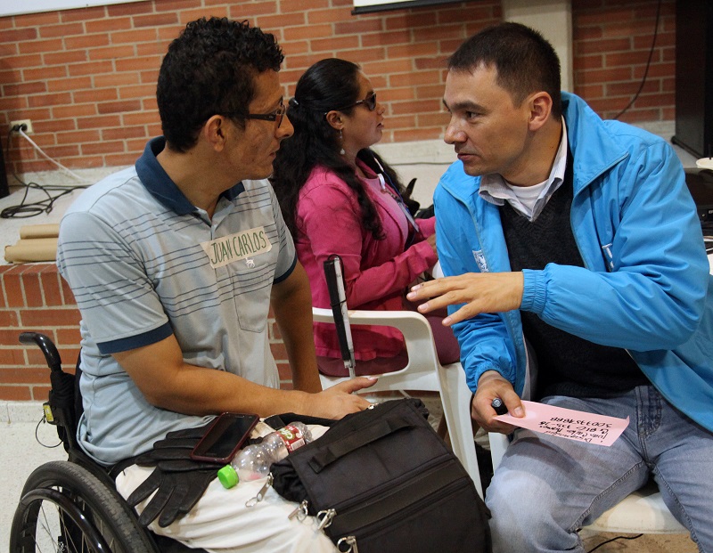foto de funcionario con persona con discapacidad