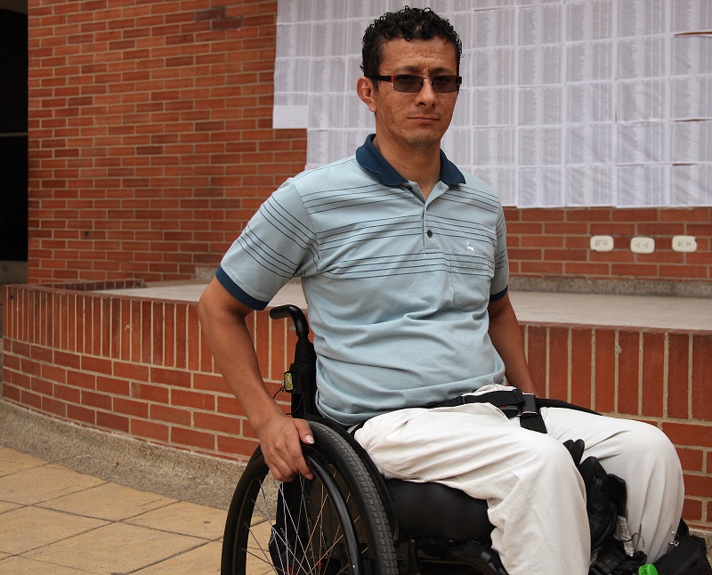 foto de persona en silla de ruedas