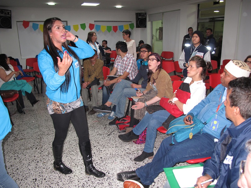 foto de funcionaria con usuarios