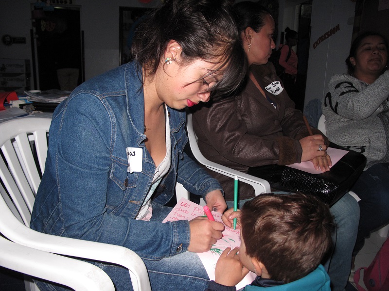 mujer cambiando pañal