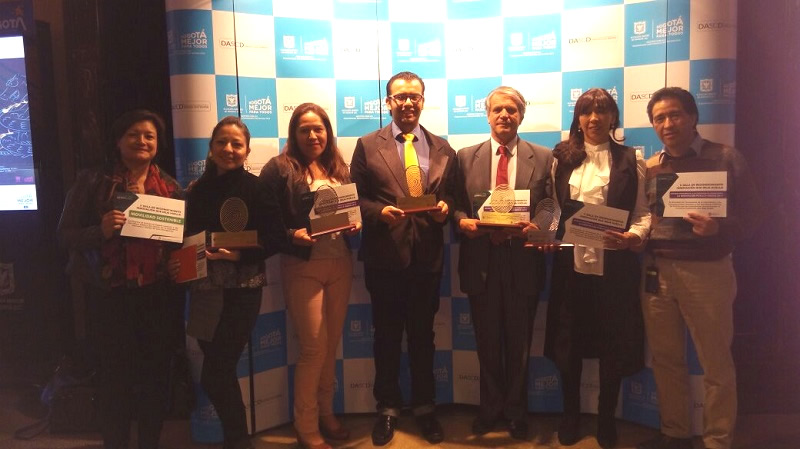 foto de funcionarios con reconocimiento