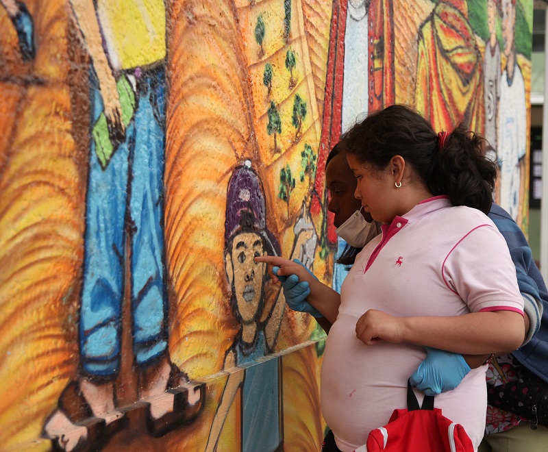 foto de niña mirando un mural