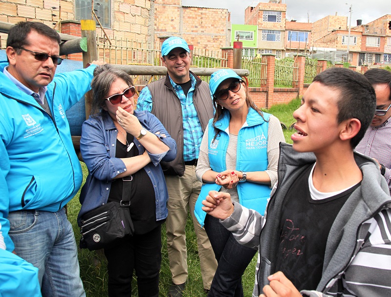 foto de funcionarios escuchando a un niño