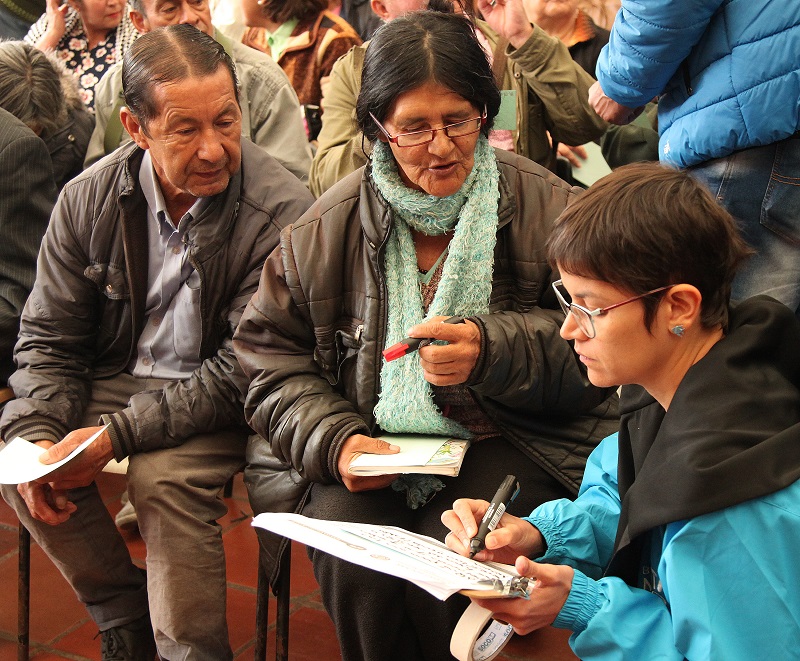foto de funcionaria con asistentes 2