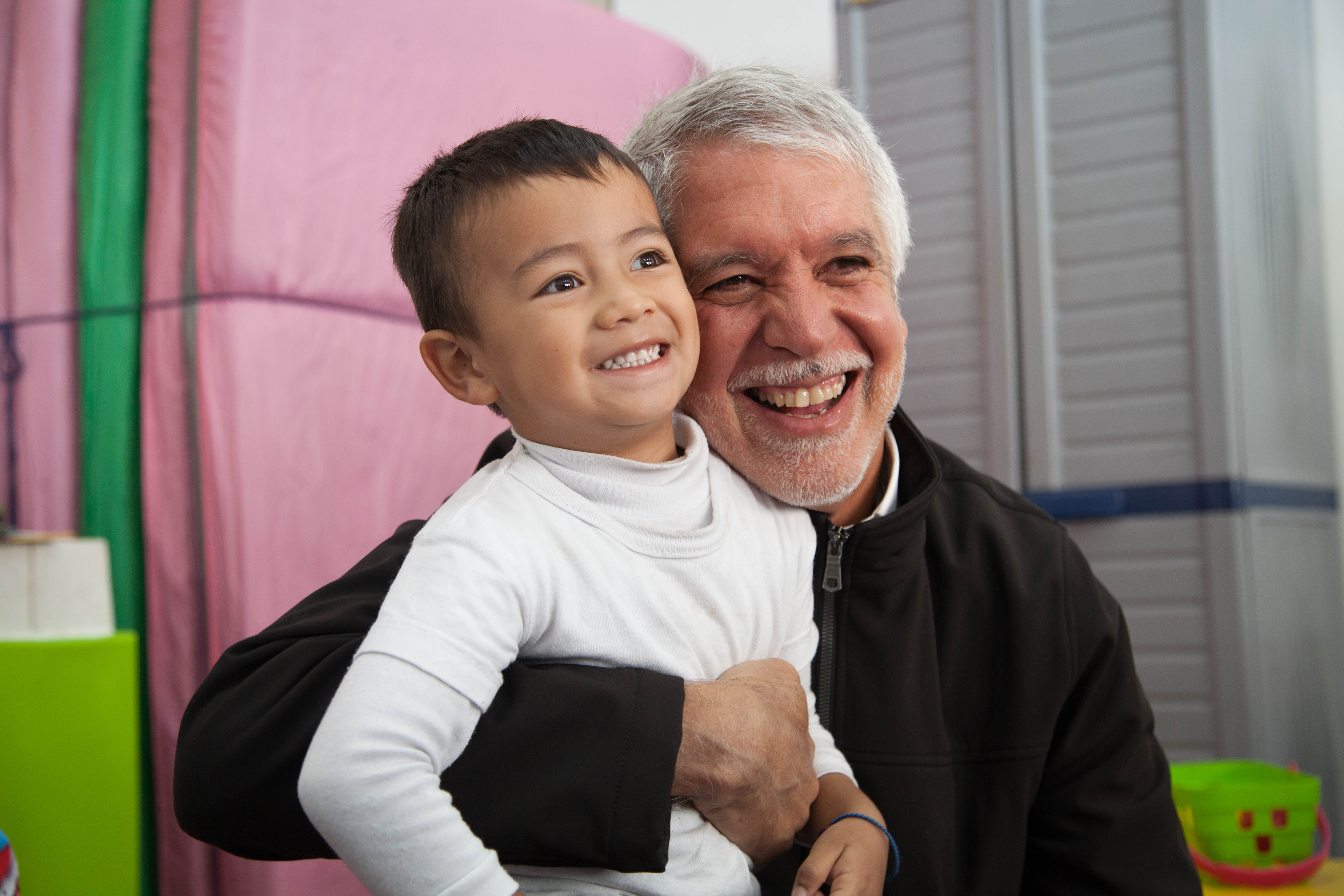 foto de alcalde con niño