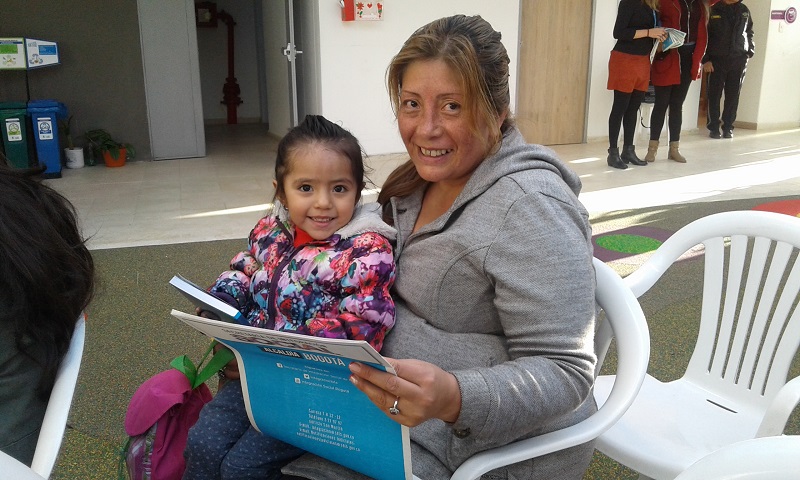 Foto de madre con su hija mostrando la hermosa agenda