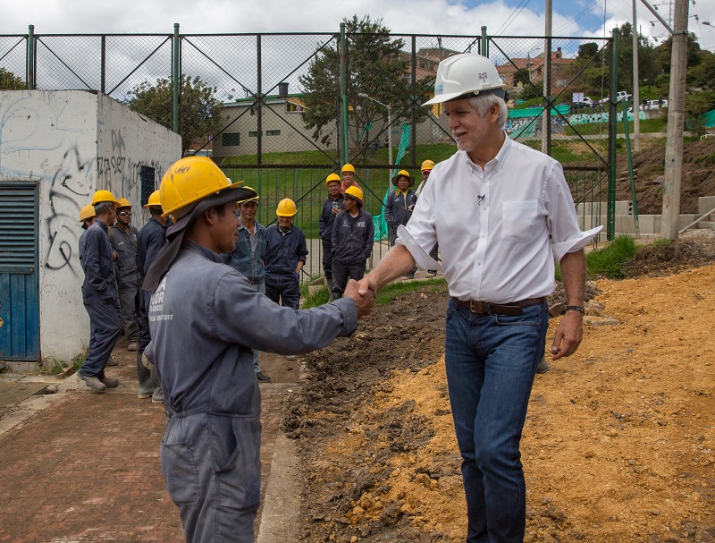 foto de alcalde saludando a obrero