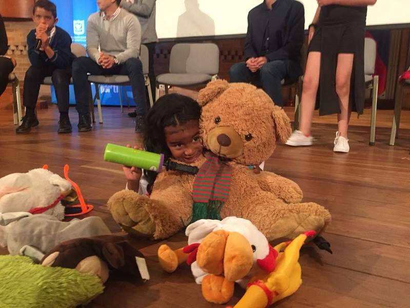 foto de niños y niñas en el auditorio