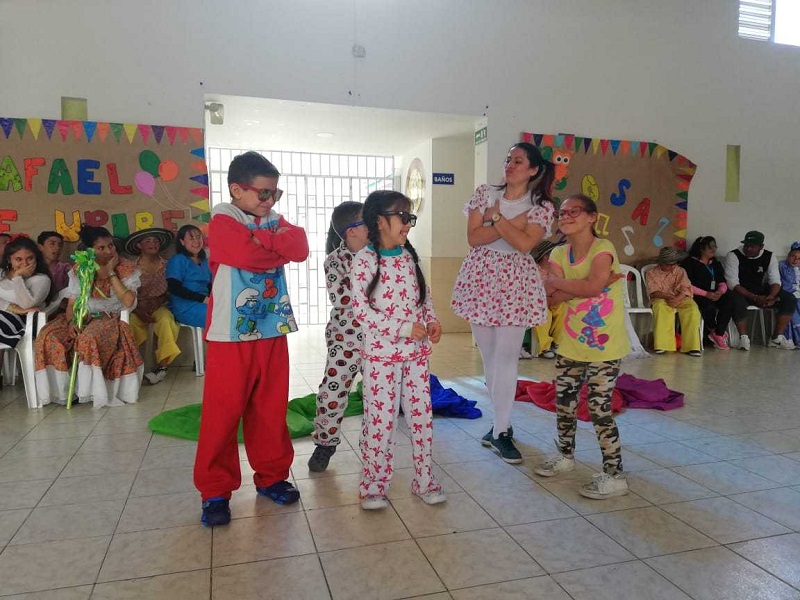 foto de niños en obra de teatro
