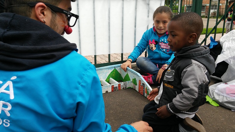 foto de funcionario con niños