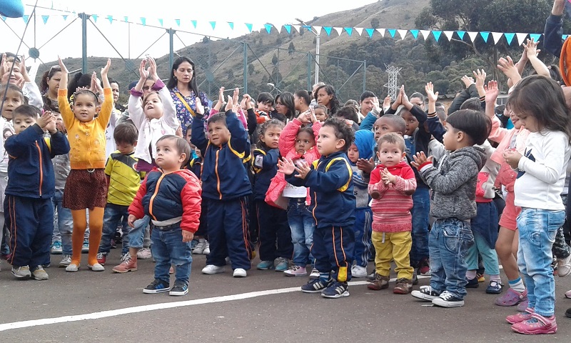 foto de niños y niñas jugando