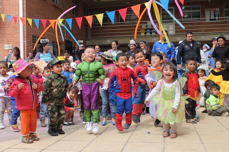 foto de niñas y niños disfrazados