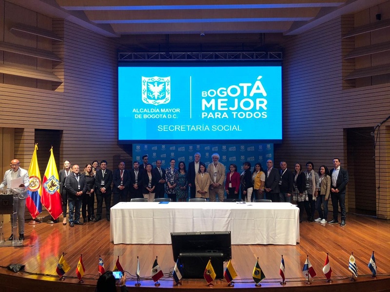 foto de auditorio con funcionarios publicos