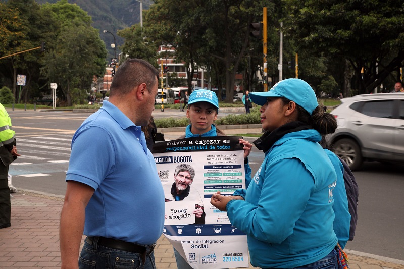 foto de ciudadano con angeles azules