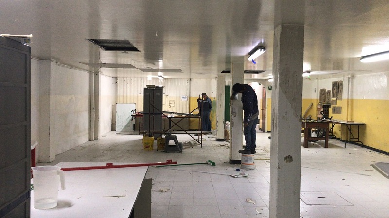 Hombres haciendo cambios estructurales