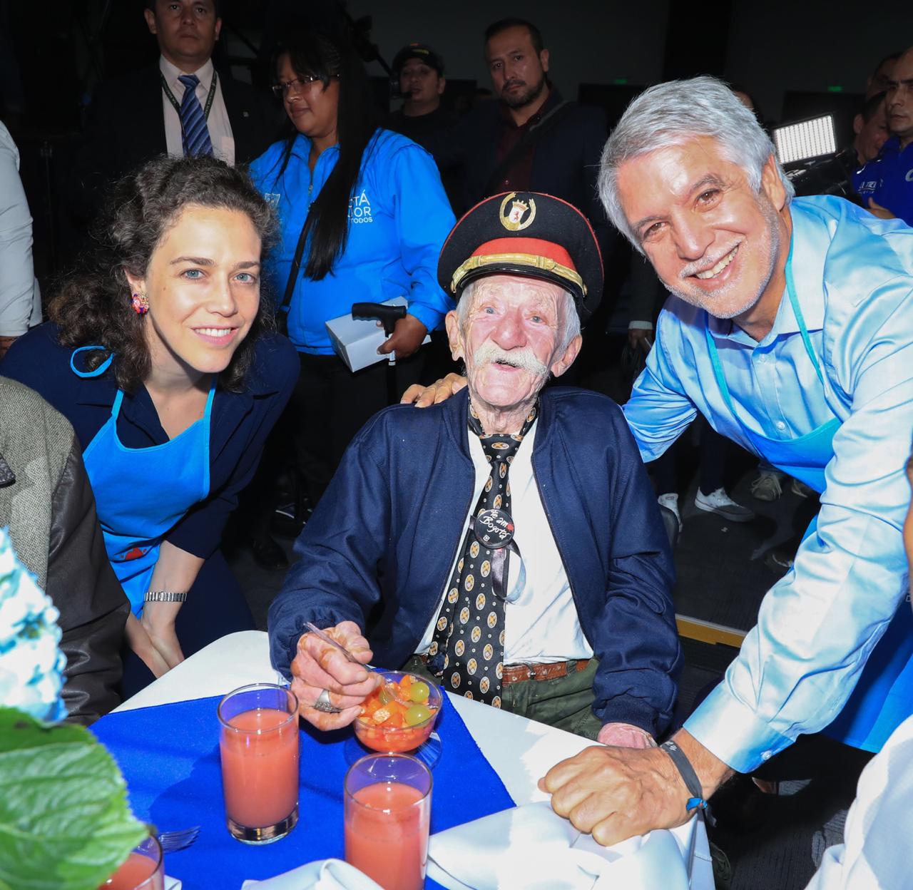 foto de alcalde sirviendo a los exhabitantes de calle 2