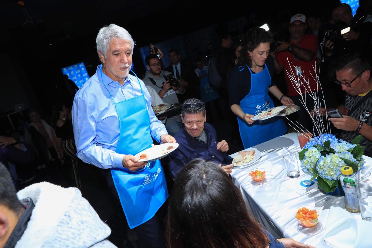foto de alcalde sirviendo a los exhabitantes de calle