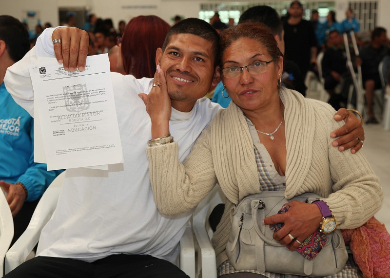 Con diploma en mano 3