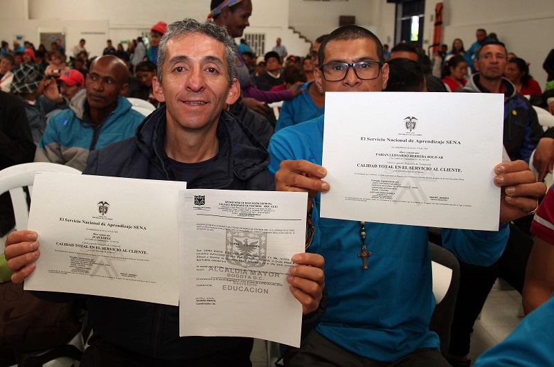 Con diploma en mano 2