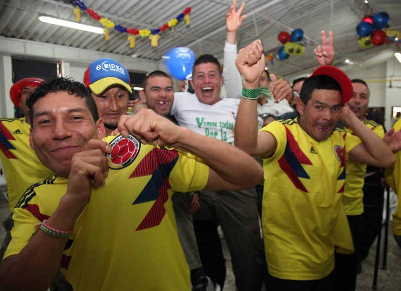 foto de personas celebrando triunfo de seleccion colombia 2
