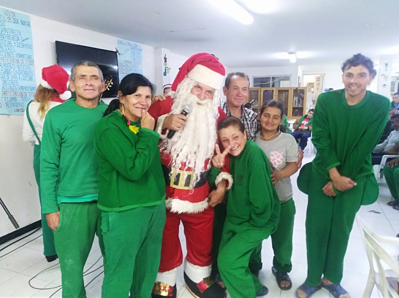 foto de papa noel con exhabitantes de calle