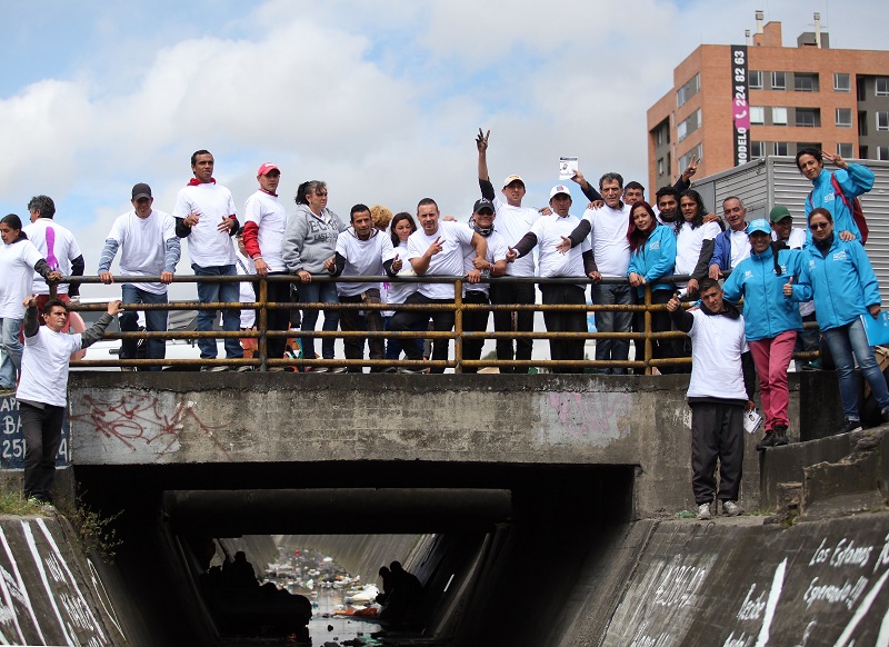 foto de exhabitantes de calle y funcionarios