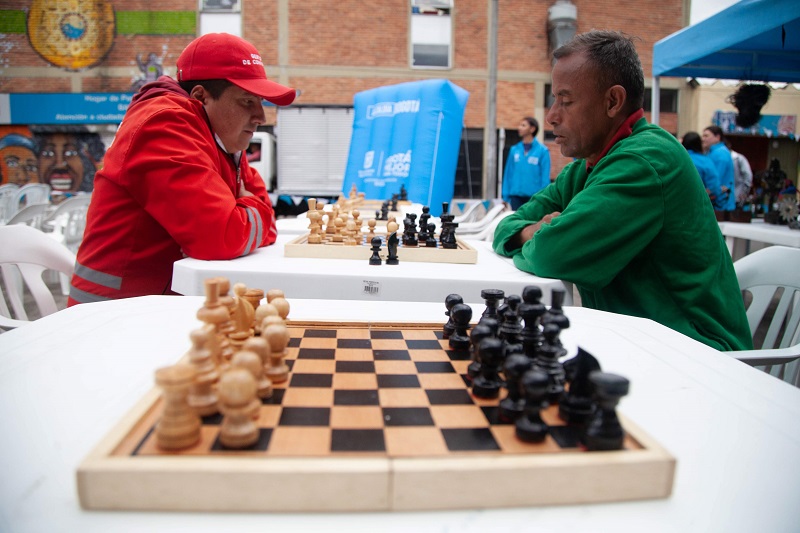 foto de personas jugando ajedrez