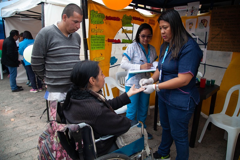 foto de personas recibiendo informacion