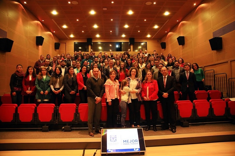 Foto en auditorio de todo el equipo de Bogotá te Nutre