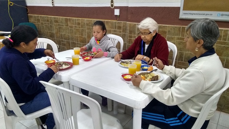 foto de mujeres mayores en comedor