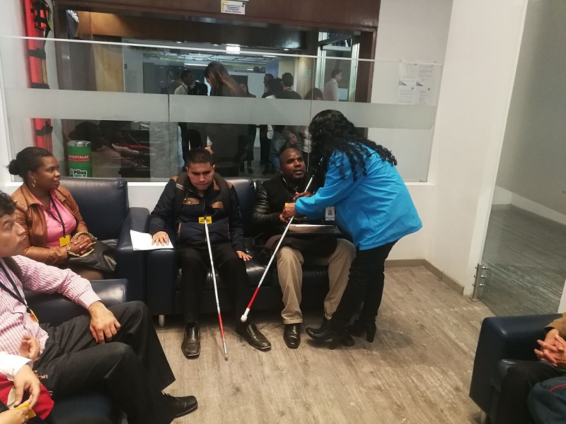 Foto ayuda a personas con Discapacidad