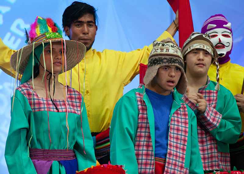 foto de niños con discapacidad disfrazados