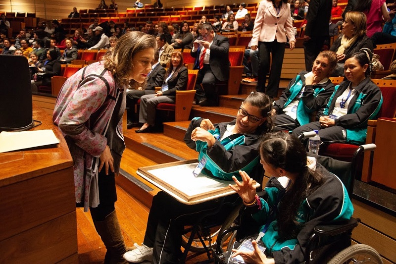 foto de secretaria con niños y niñas