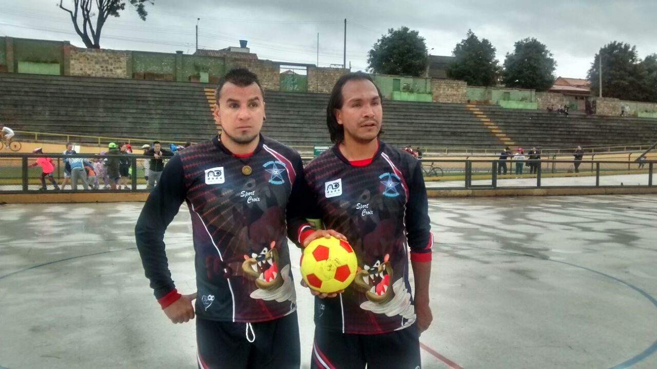 foto de jovenes jugando futbol