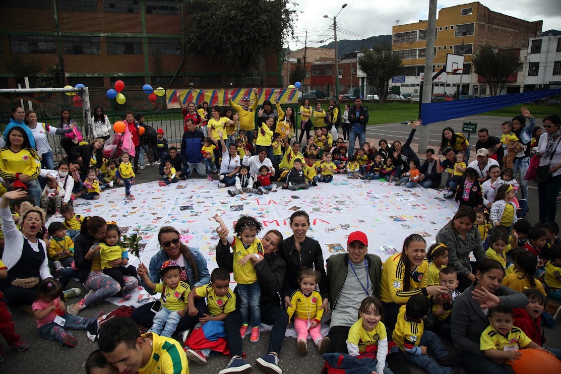 foto de niñas y niños con camisetas de la seleccion colombia