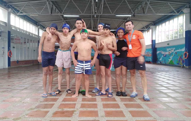 foto de niños en piscina