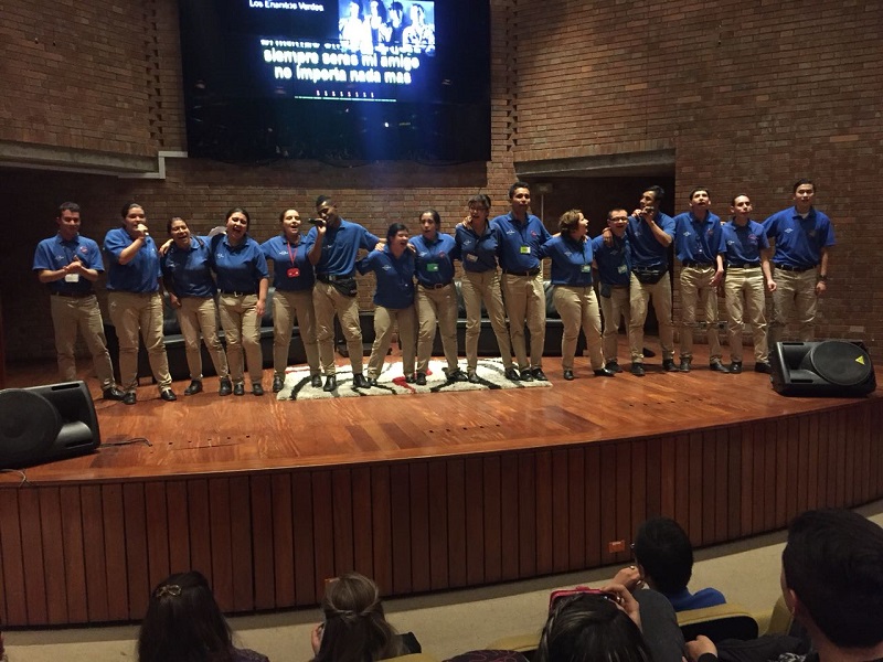 Foto de personas en auditorio