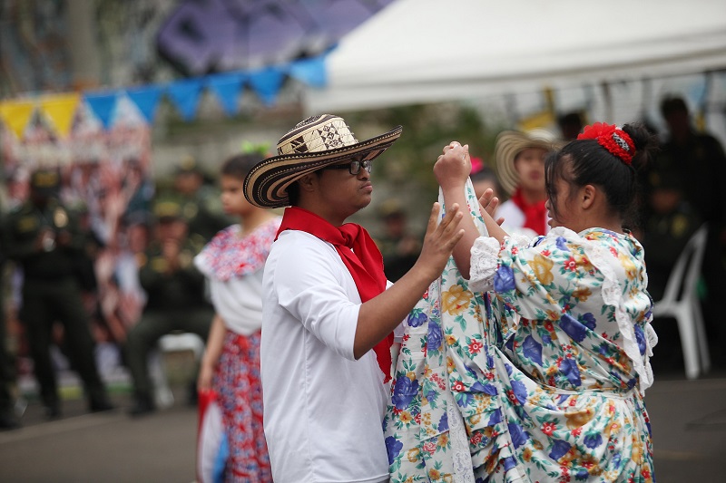 foto de niños con discapacidad bailando