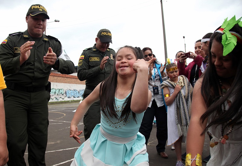 foto de niña con discapacidad bailando