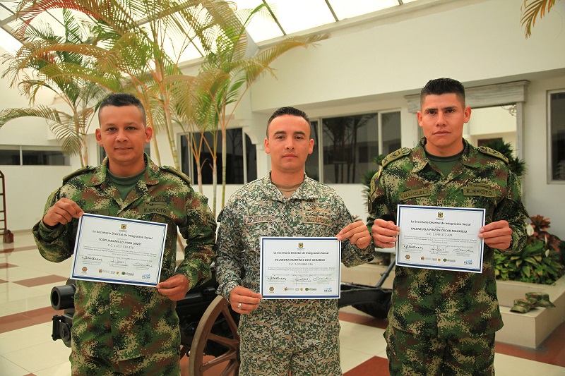 Foto de soldados con los diplomas