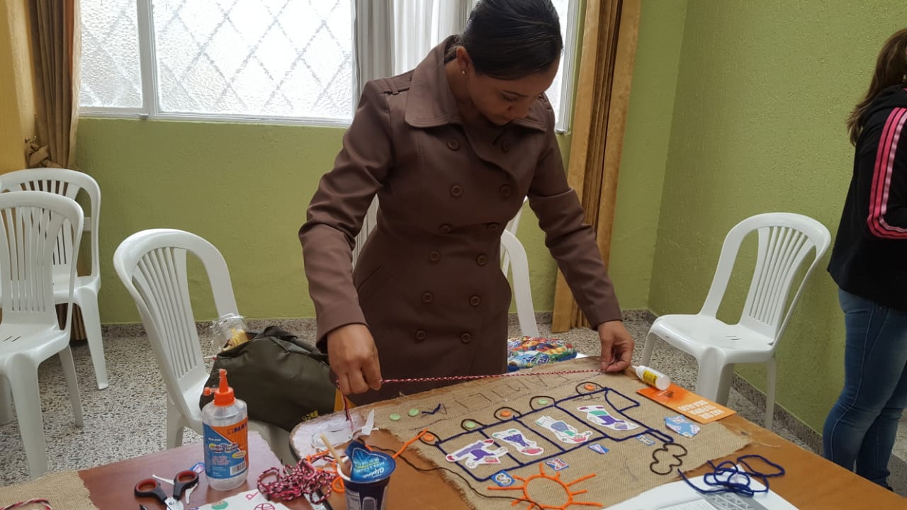 foto de hombres tejiendo