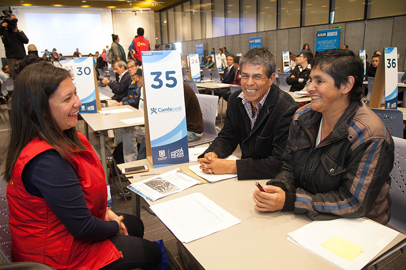 Foto de personas en entrevistas laborales