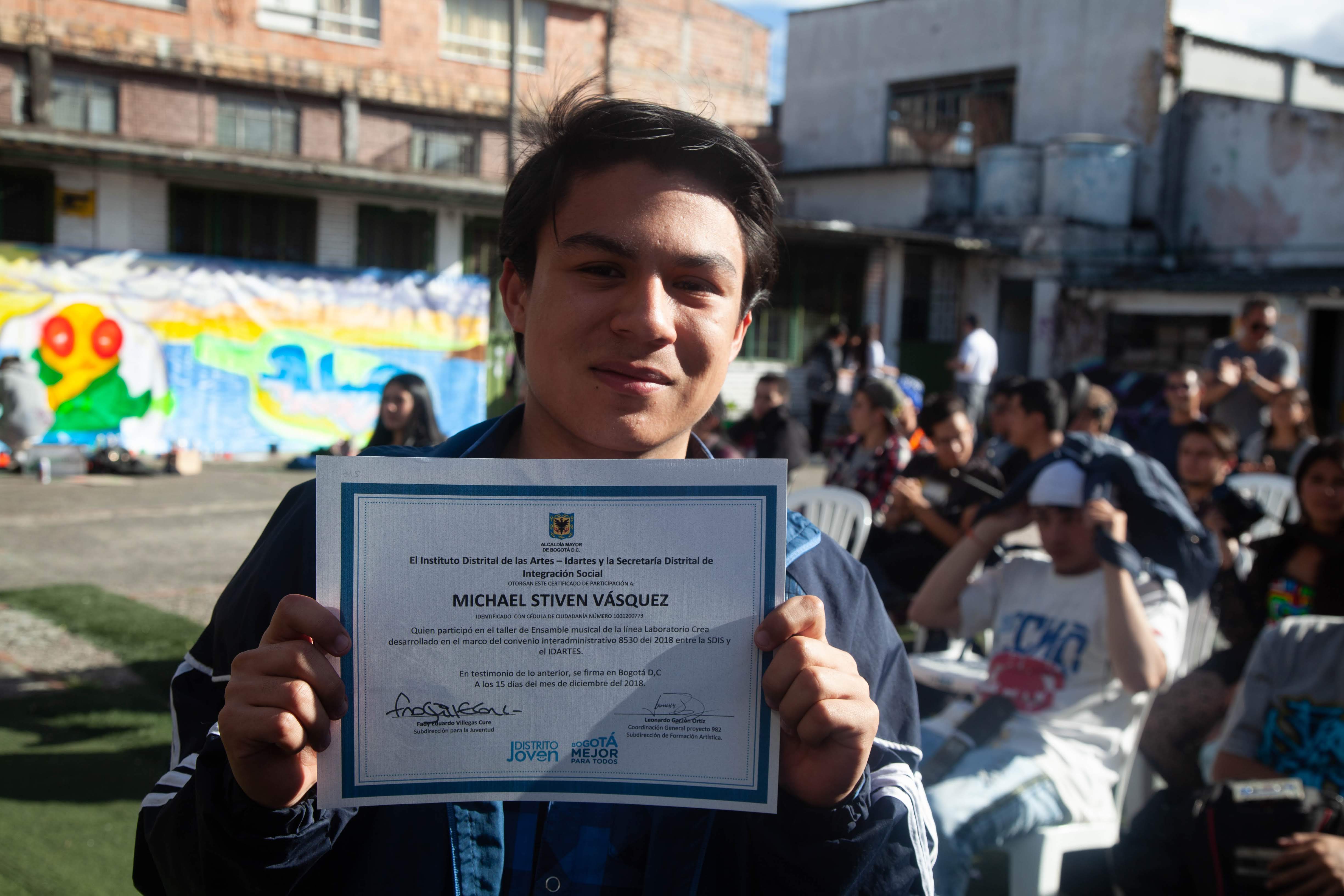 foto de joven con diploma