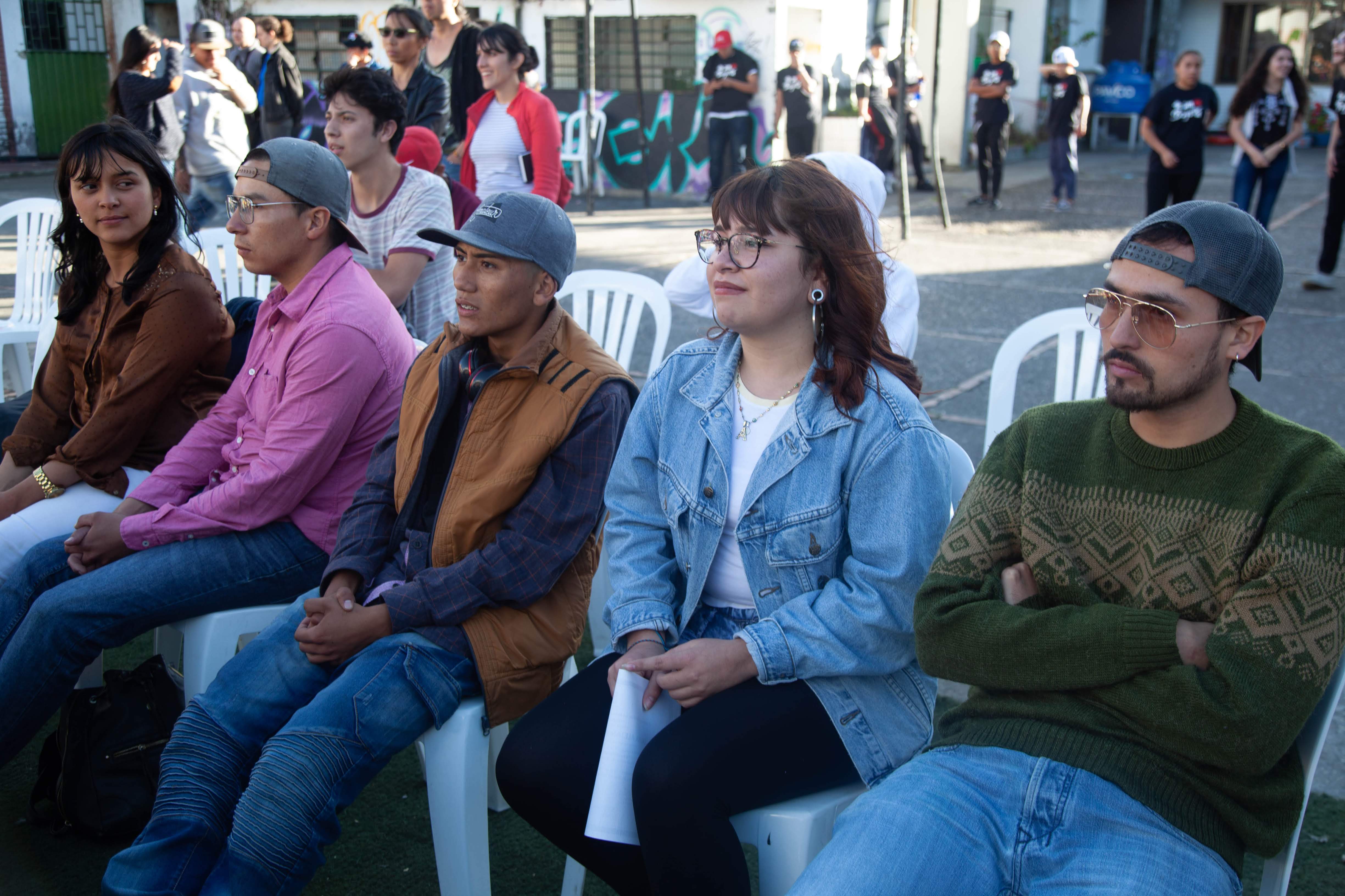 foto de jovenes sentados