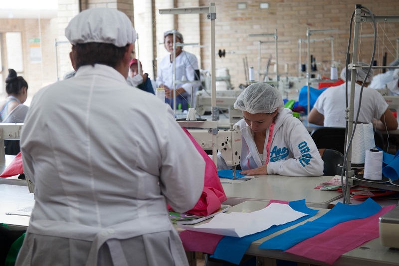 mujeres cociendo