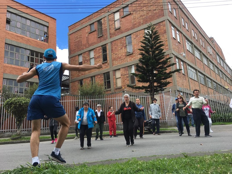 foto de personas mayores haciendo ejercicio