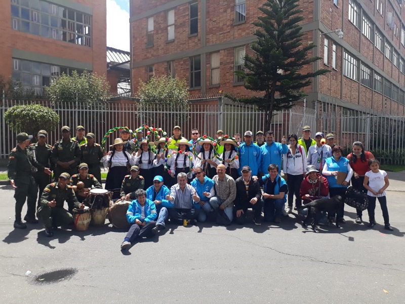 foto de jovenes con bachilleres de policia