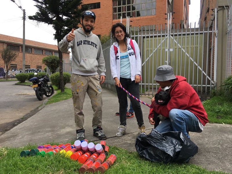 foto de jovenes con un perro