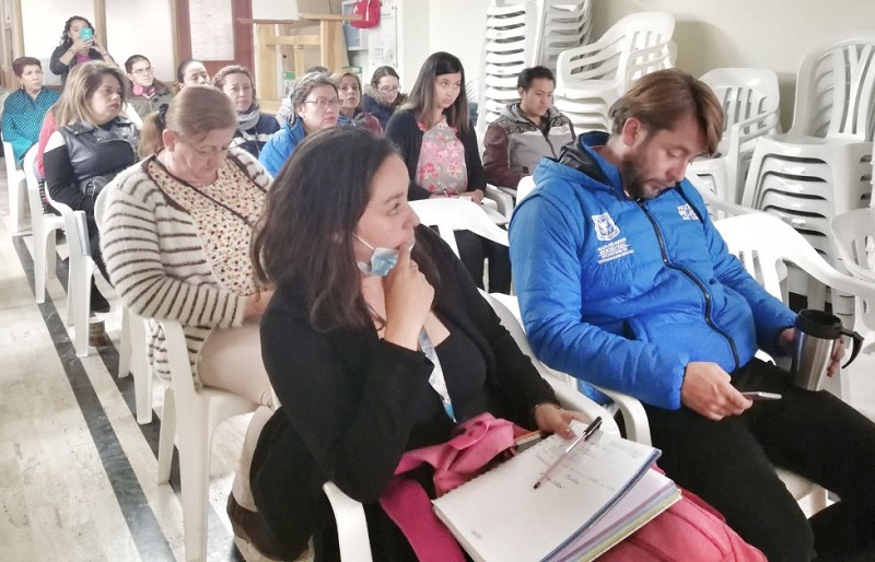 Foto de personas tomando charla
