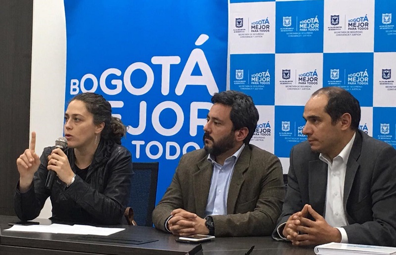 foto de secretaria hablando
